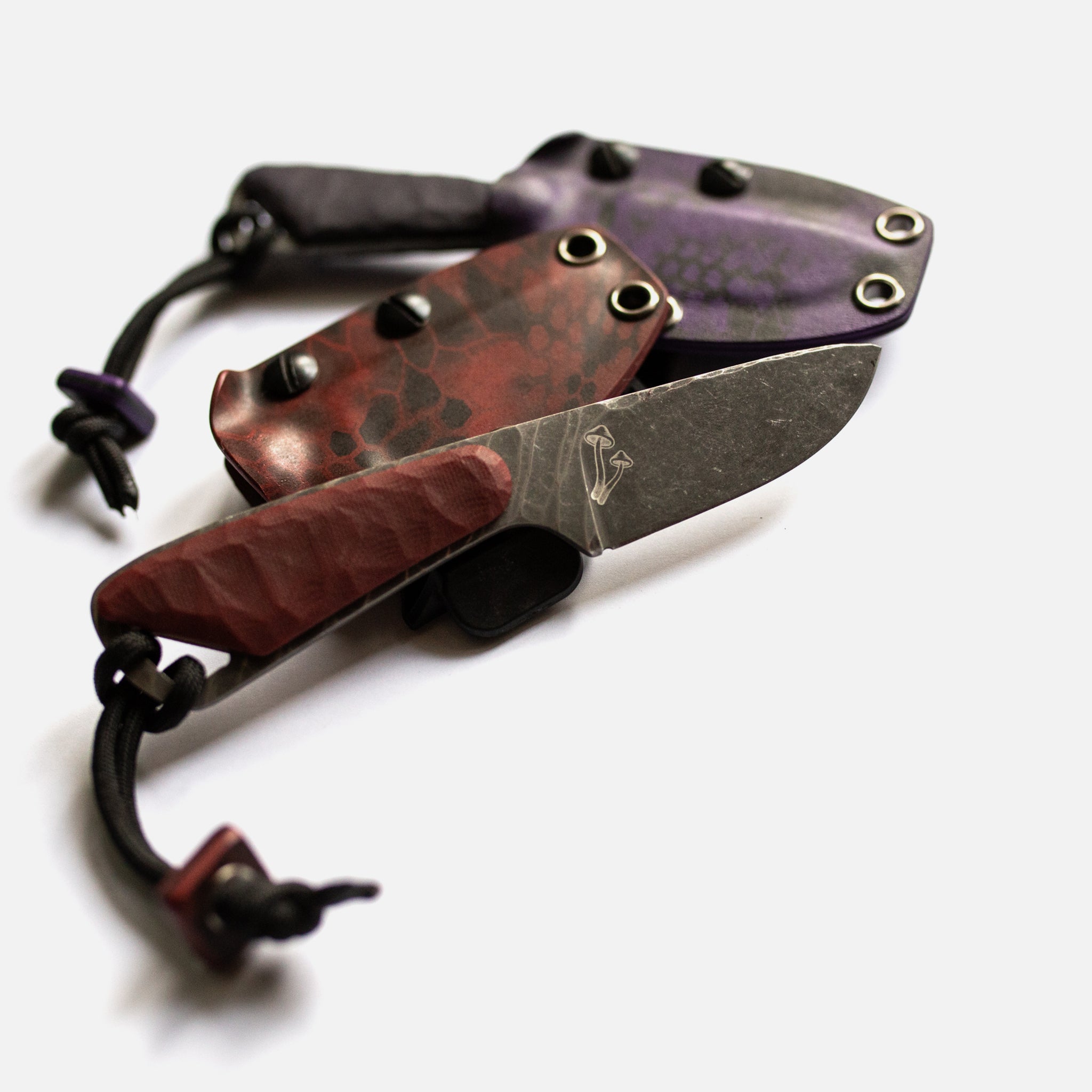 Poganka Bloody Red / Kryptek kydex sheath – Krava Cut.